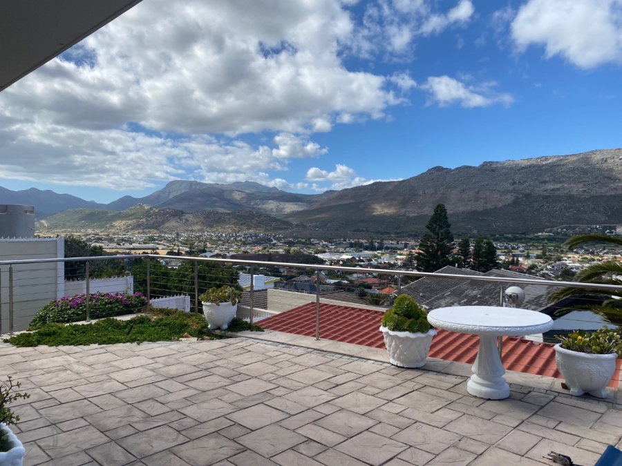 To Let 4 Bedroom Property for Rent in Fish Hoek Western Cape